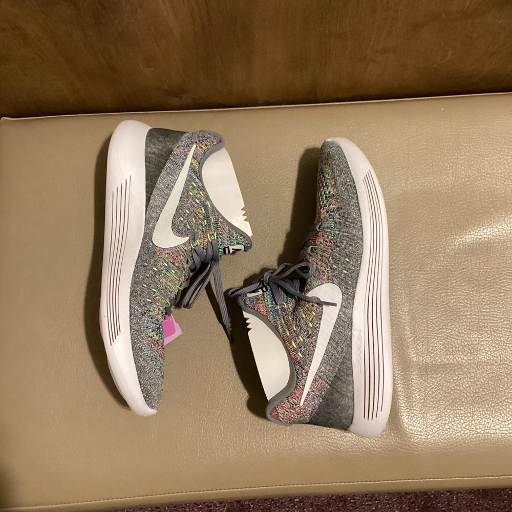 WOMANS NIKE SNEAKERS